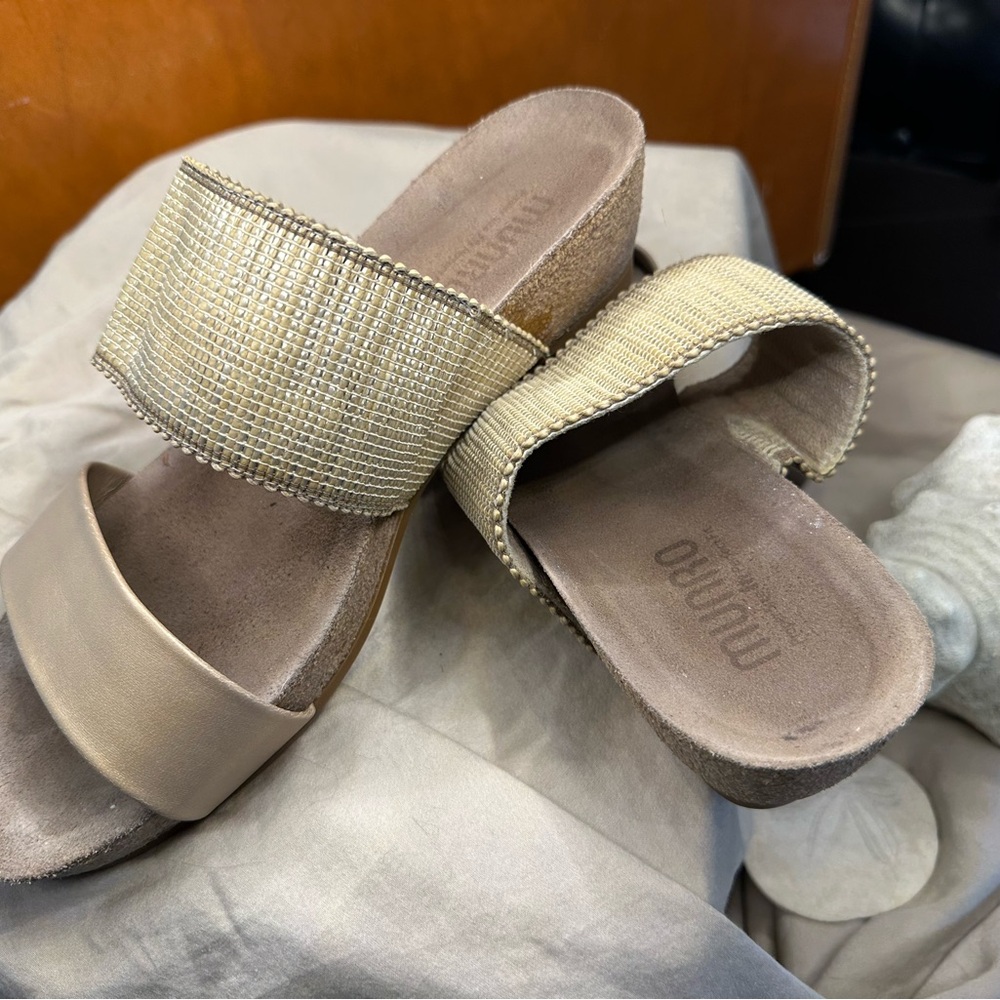 MUNRO Women's Gold and Tan Sandals